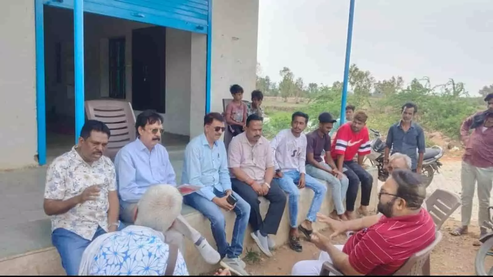 बारां के शेरगढ़ में आयोजित धरोहर संरक्षण संगोष्ठी के दौरान मंच पर बैठकर चर्चा करते हुए इतिहासकार और समाजसेवक। बारां के शेरगढ़ में आयोजित धरोहर संरक्षण संगोष्ठी के दौरान मंच पर बैठकर चर्चा करते हुए इतिहासकार और समाजसेवक।