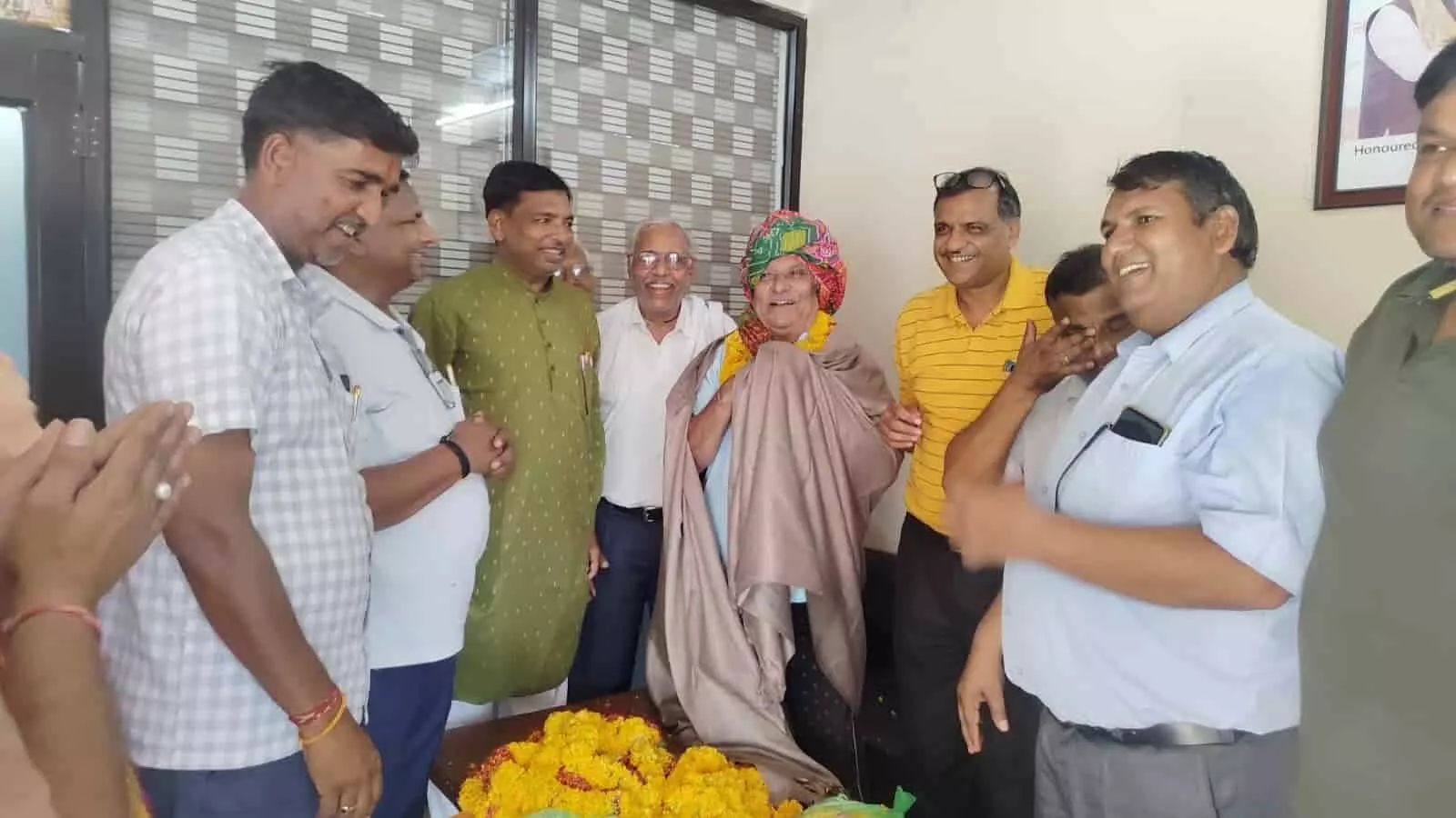 तस्वीर में सुरेश चंद गुट्टा का समाज के पदाधिकारियों द्वारा अभिनंदन किया जा रहा है। तस्वीर में सुरेश चंद गुट्टा का समाज के पदाधिकारियों द्वारा अभिनंदन किया जा रहा है।
