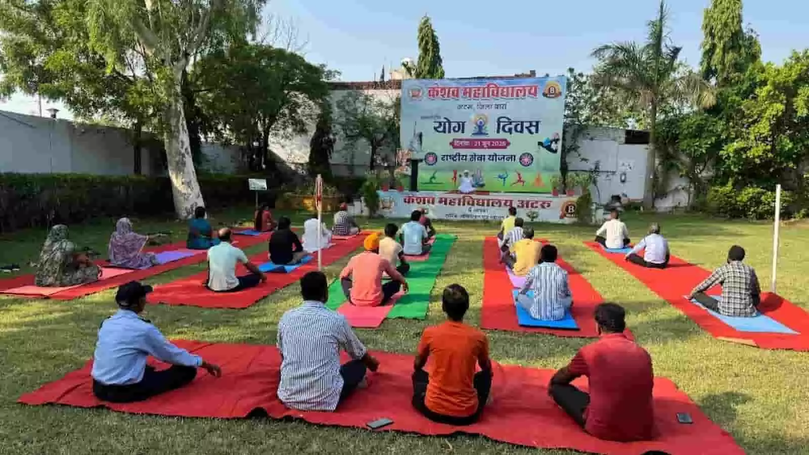 केशव महाविद्यालय अटरू के मैदान में अंतर्राष्ट्रीय योग दिवस पर लाल दरी पर बैठकर योगाभ्यास करते हुए लोग। केशव महाविद्यालय अटरू के मैदान में अंतर्राष्ट्रीय योग दिवस पर लाल दरी पर बैठकर योगाभ्यास करते हुए लोग।
