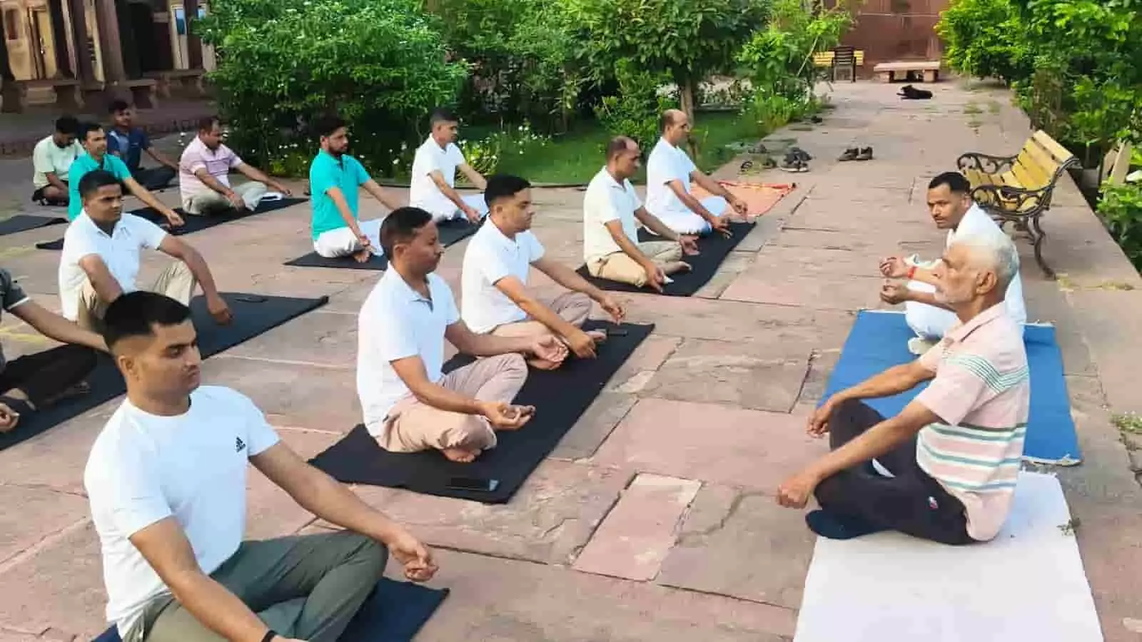 परशुराम धर्मशाला में अंतर्राष्ट्रीय योग दिवस पर सामूहिक योगाभ्यास करते धौलपुर पुलिस के अधिकारी और जवान। परशुराम धर्मशाला में अंतर्राष्ट्रीय योग दिवस पर सामूहिक योगाभ्यास करते धौलपुर पुलिस के अधिकारी और जवान।