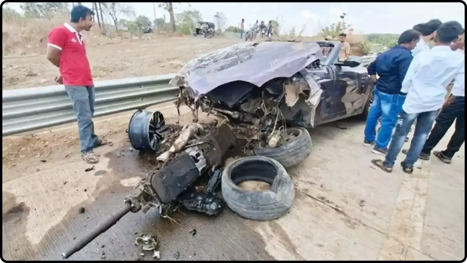 सड़क हादसे में क्षतिग्रस्त हुई लग्जरी स्पोर्ट्स कार और बिखरे हुए पुर्जे जिन्हें लोग ठाणे में एक्सप्रेसवे पर देख रहे हैं। सड़क हादसे में क्षतिग्रस्त हुई लग्जरी स्पोर्ट्स कार और बिखरे हुए पुर्जे जिन्हें लोग ठाणे में एक्सप्रेसवे पर देख रहे हैं।