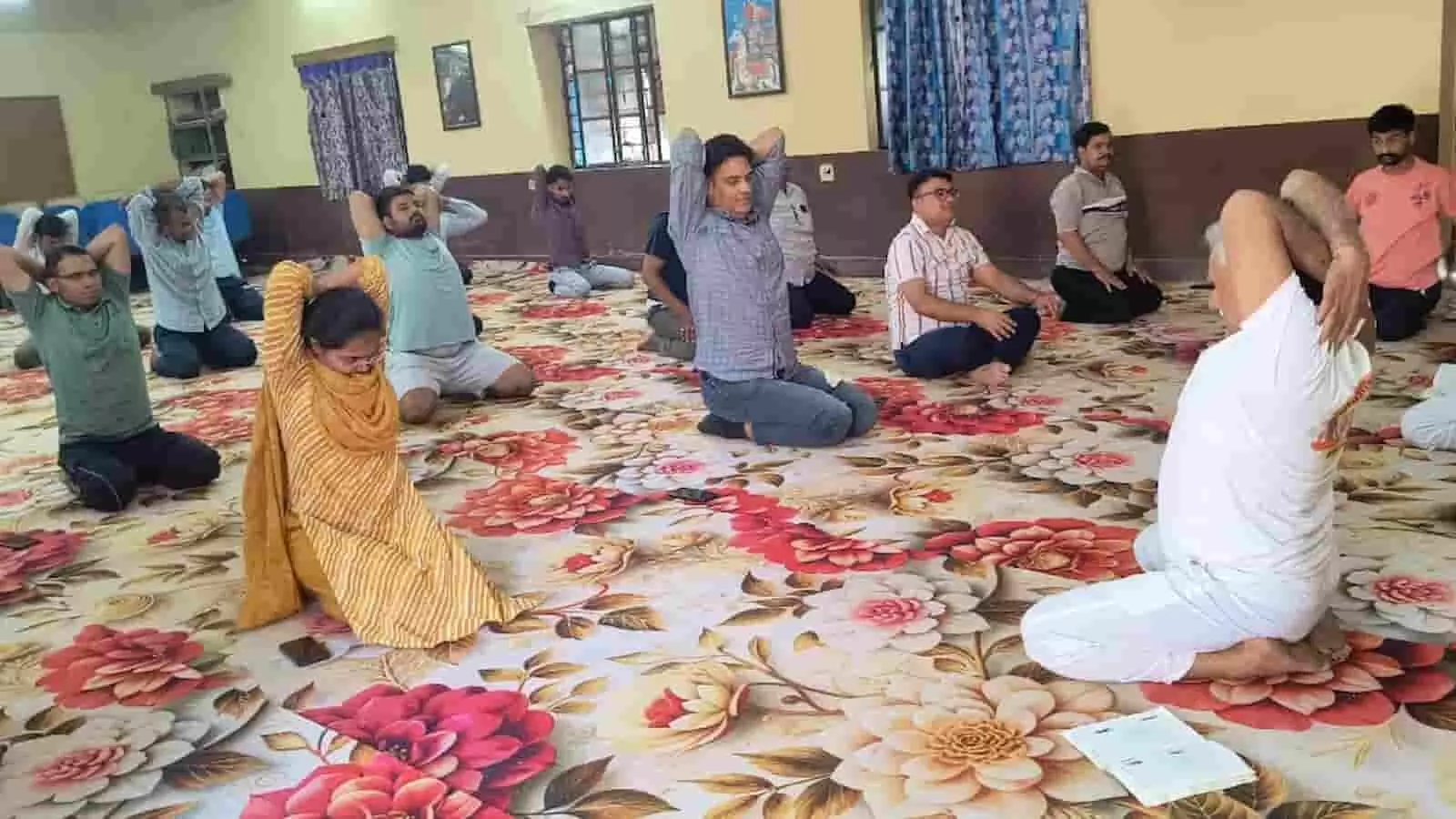 योगासन करते हुए न्यायिक अधिकारी और कर्मचारी मावली न्यायालय परिसर में अंतर्राष्ट्रीय योग दिवस पर। योगासन करते हुए न्यायिक अधिकारी और कर्मचारी मावली न्यायालय परिसर में अंतर्राष्ट्रीय योग दिवस पर।