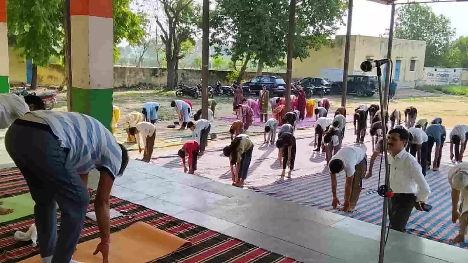 राजकीय उच्च माध्यमिक विद्यालय फतहनगर के मैदान में अंतरराष्ट्रीय योग दिवस पर सामूहिक योगाभ्यास करते हुए लोग। राजकीय उच्च माध्यमिक विद्यालय फतहनगर के मैदान में अंतरराष्ट्रीय योग दिवस पर सामूहिक योगाभ्यास करते हुए लोग।