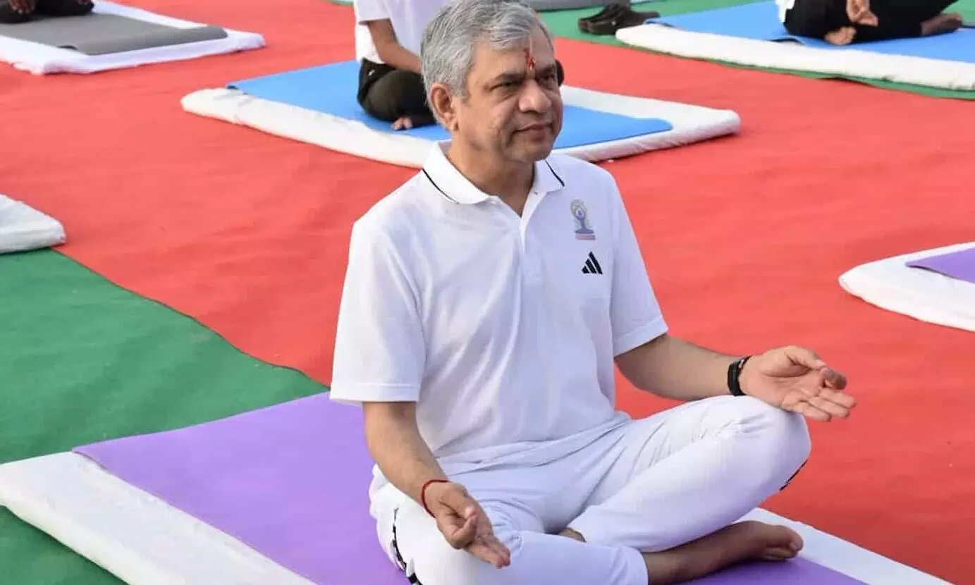 तस्वीर में केंद्रीय मंत्री अश्विनी वैष्णव बीकानेर में अंतरराष्ट्रीय योग दिवस पर योग करते हुए दिख रहे हैं। तस्वीर में केंद्रीय मंत्री अश्विनी वैष्णव बीकानेर में अंतरराष्ट्रीय योग दिवस पर योग करते हुए दिख रहे हैं।