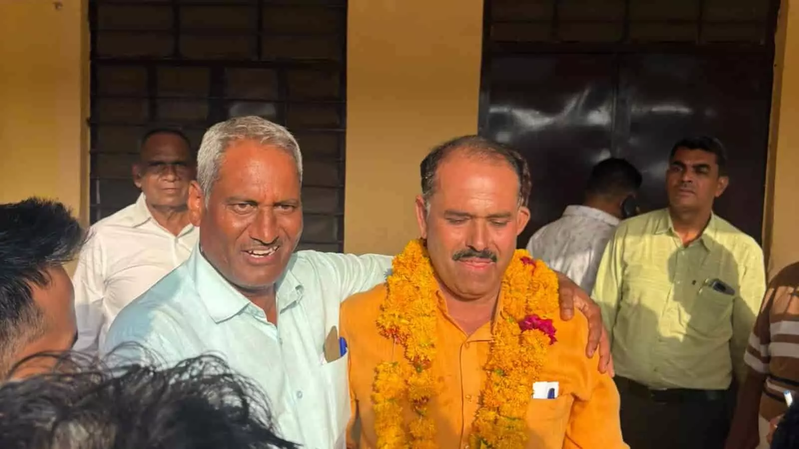 कनबई में समाज चुनाव जीतने के बाद समर्थकों के साथ खड़े नवनिर्वाचित अध्यक्ष धूलेश्वर कलाल। कनबई में समाज चुनाव जीतने के बाद समर्थकों के साथ खड़े नवनिर्वाचित अध्यक्ष धूलेश्वर कलाल।