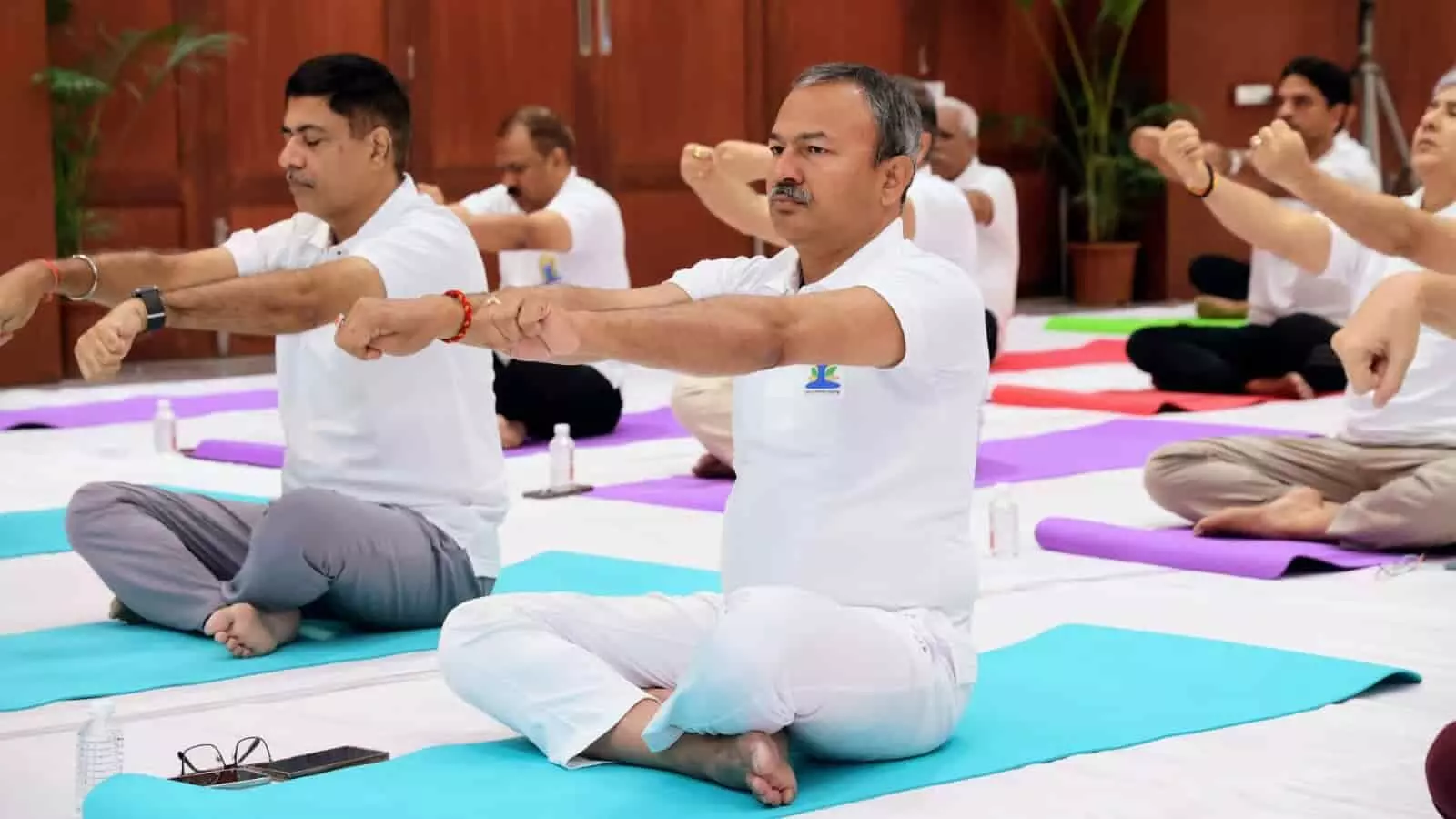 तस्वीर में पश्चिम रेलवे के अधिकारी और कर्मचारी मुख्यालय में योग प्रोटोकॉल का अभ्यास कर रहे हैं।
