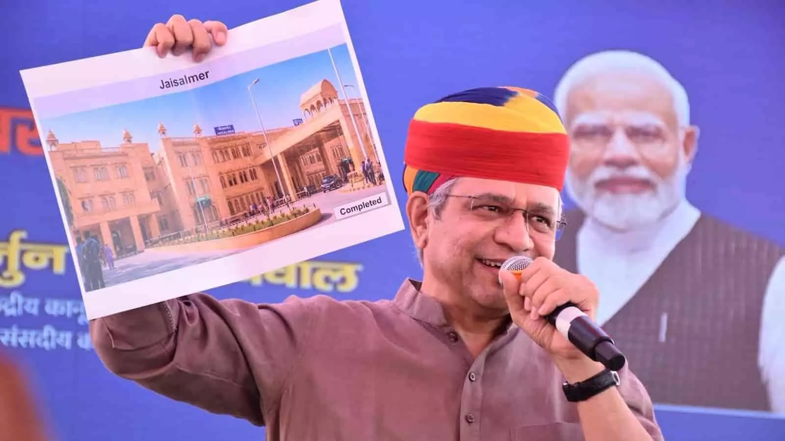 तस्वीर में केंद्रीय रेल मंत्री अश्विनी वैष्णव पुनर्विकसित जैसलमेर रेलवे स्टेशन की तस्वीर दिखाते हुए।