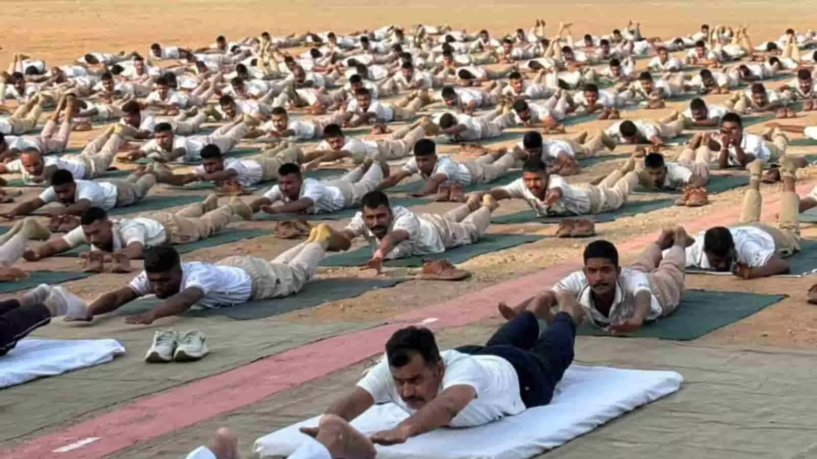 पुलिस ट्रेनिंग स्कूल खेरवाड़ा के मैदान में अंतरराष्ट्रीय योग दिवस पर सामूहिक योगाभ्यास करते पुलिस कांस्टेबल। पुलिस ट्रेनिंग स्कूल खेरवाड़ा के मैदान में अंतरराष्ट्रीय योग दिवस पर सामूहिक योगाभ्यास करते पुलिस कांस्टेबल।