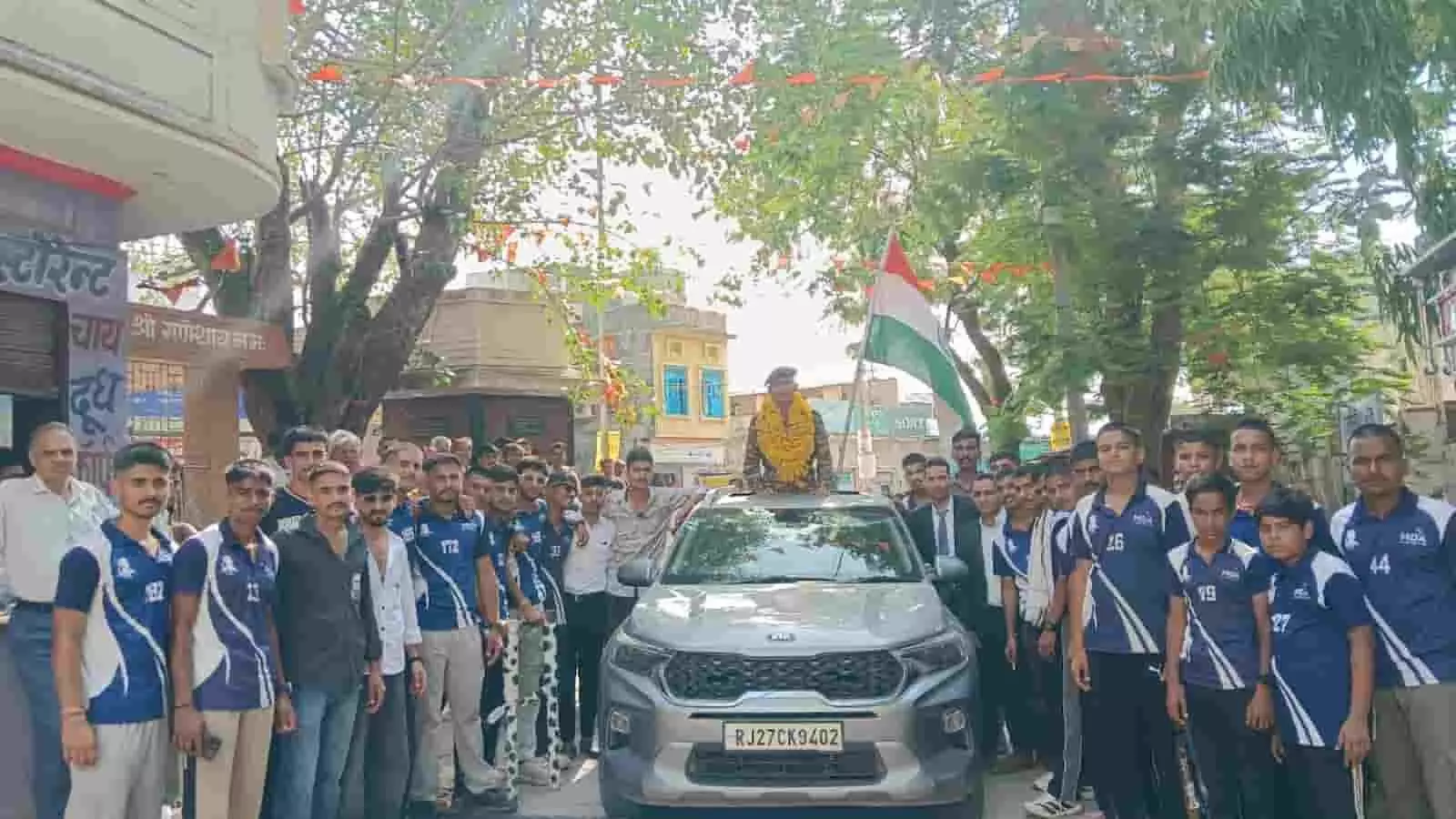खेरोदा में कार पर सवार अग्निवीर चिराग जनवा का स्वागत करते मेवाड़ डिफेंस अकादमी के युवा और ग्रामीण। खेरोदा में कार पर सवार अग्निवीर चिराग जनवा का स्वागत करते मेवाड़ डिफेंस अकादमी के युवा और ग्रामीण।