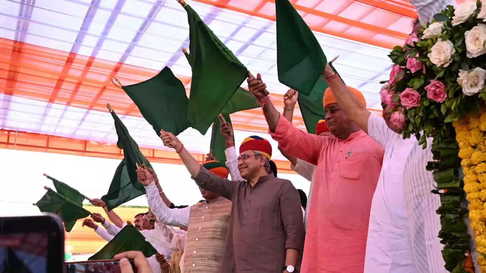 तस्वीर में केंद्रीय मंत्री अश्विनी वैष्णव और अर्जुन राम मेघवाल बीकानेर में ट्रेन को हरी झंडी दिखाते हुए।