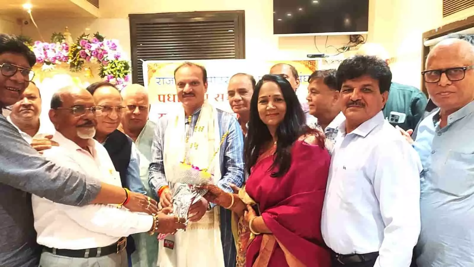 मुंबई में आयोजित समारोह के दौरान राज्यसभा सांसद नीरज डांगी को गुलदस्ता भेंट करते राजस्थान मीटर गेज प्रवासी संघ के पदाधिकारी। मुंबई में आयोजित समारोह के दौरान राज्यसभा सांसद नीरज डांगी को गुलदस्ता भेंट करते राजस्थान मीटर गेज प्रवासी संघ के पदाधिकारी।