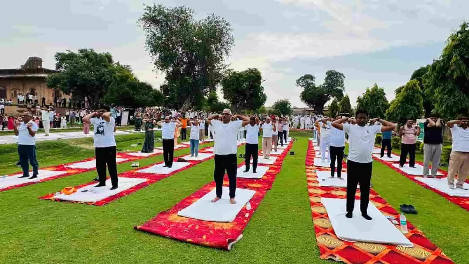 डीग के जलमहल प्रांगण में अंतर्राष्ट्रीय योग दिवस पर योगाभ्यास करते हुए लोग। डीग के जलमहल प्रांगण में अंतर्राष्ट्रीय योग दिवस पर योगाभ्यास करते हुए लोग।