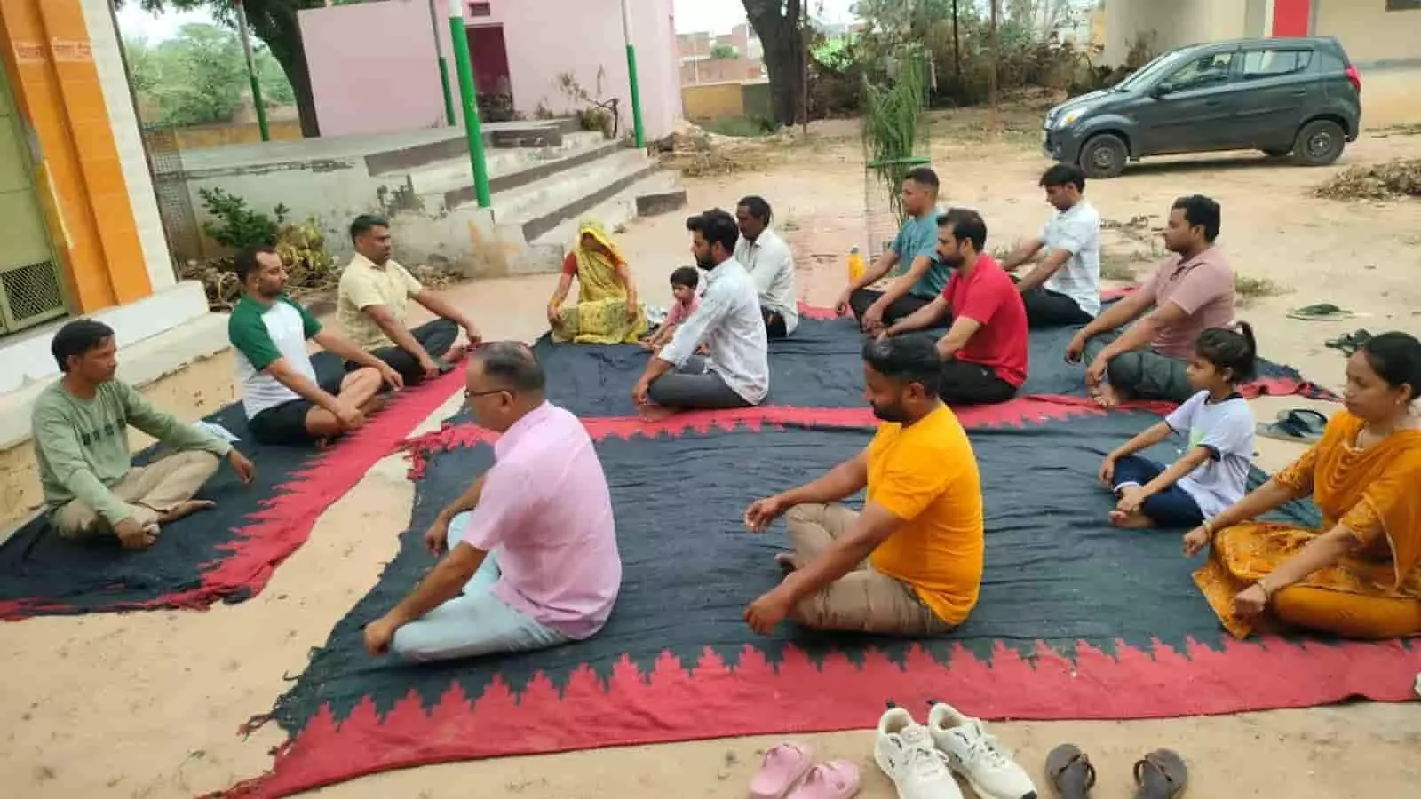 राजकीय उच्च माध्यमिक विद्यालय जनूथर के मैदान में दरी पर बैठकर योग आसन करते हुए पुरुष और महिलाएं। राजकीय उच्च माध्यमिक विद्यालय जनूथर के मैदान में दरी पर बैठकर योग आसन करते हुए पुरुष और महिलाएं।