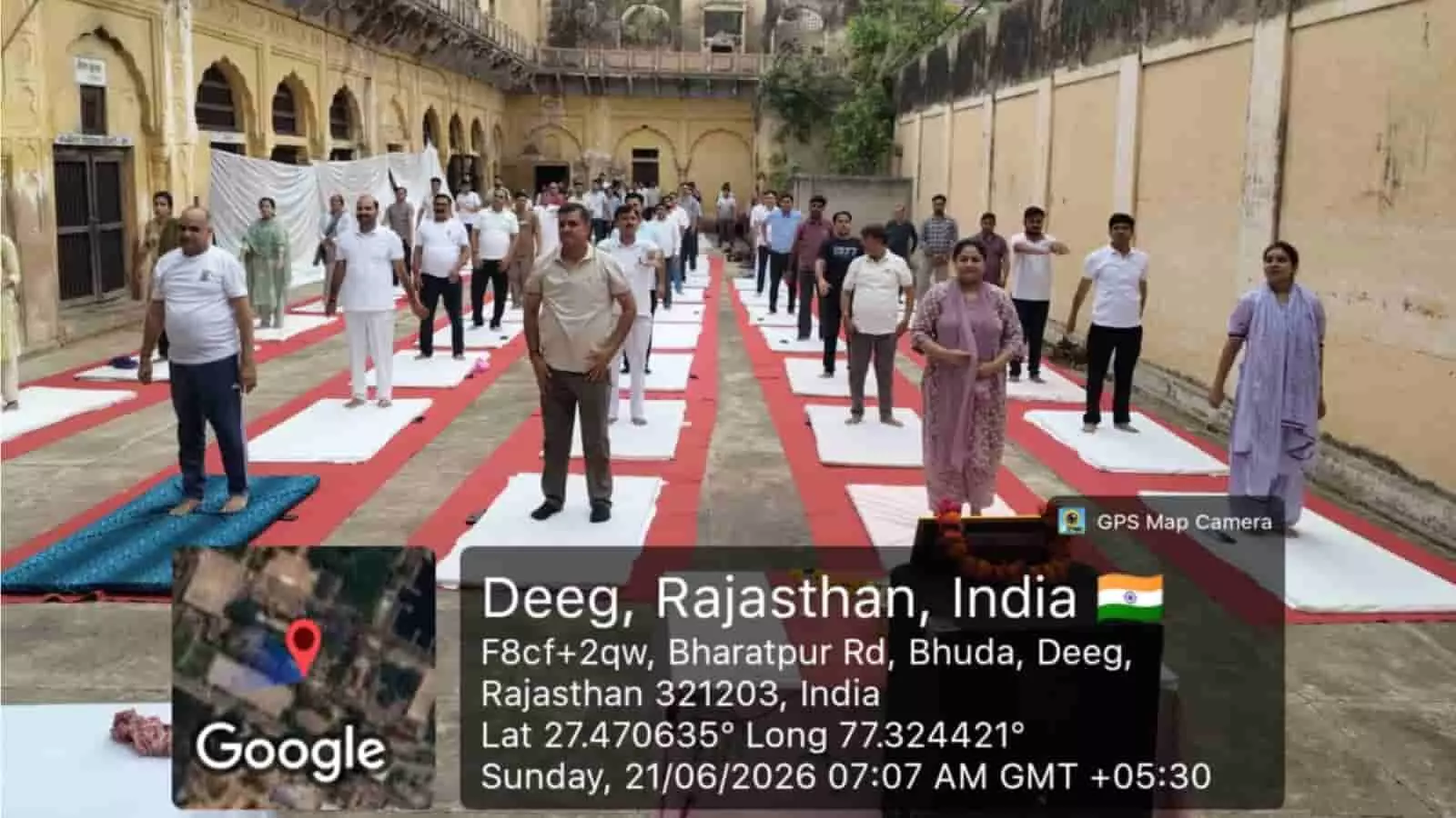 डीग जिला न्यायालय परिसर में बिछे लाल और सफेद आसनों पर योग अभ्यास करते हुए न्यायिक अधिकारी और कर्मचारी। डीग जिला न्यायालय परिसर में बिछे लाल और सफेद आसनों पर योग अभ्यास करते हुए न्यायिक अधिकारी और कर्मचारी।