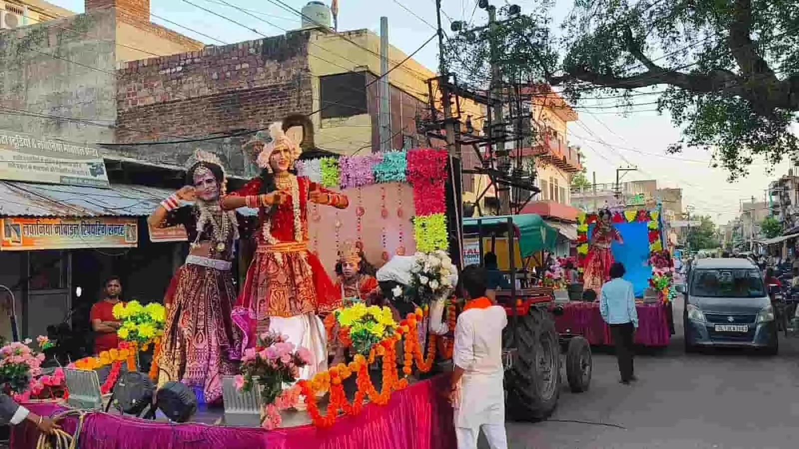 बयाना में परशुराम जयंती की शोभायात्रा के दौरान वाहन पर सजी झांकी में पारंपरिक पोशाक पहने कलाकार नृत्य करते हुए। बयाना में परशुराम जयंती की शोभायात्रा के दौरान वाहन पर सजी झांकी में पारंपरिक पोशाक पहने कलाकार नृत्य करते हुए।