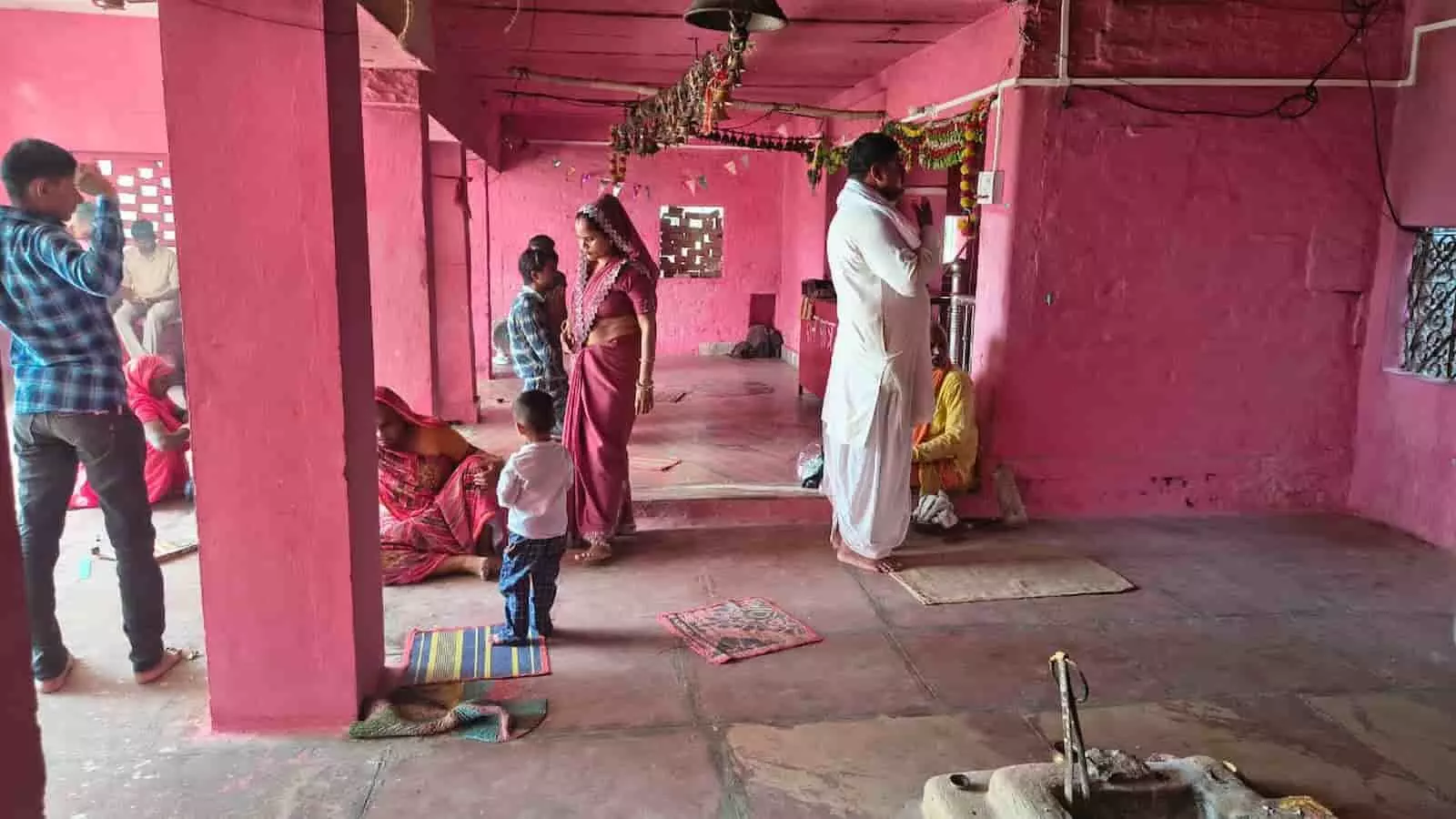 कुंडलपुर के प्राचीन अंबिका माता मंदिर परिसर के भीतर पूजा-अर्चना करते हुए श्रद्धालु। कुंडलपुर के प्राचीन अंबिका माता मंदिर परिसर के भीतर पूजा-अर्चना करते हुए श्रद्धालु।