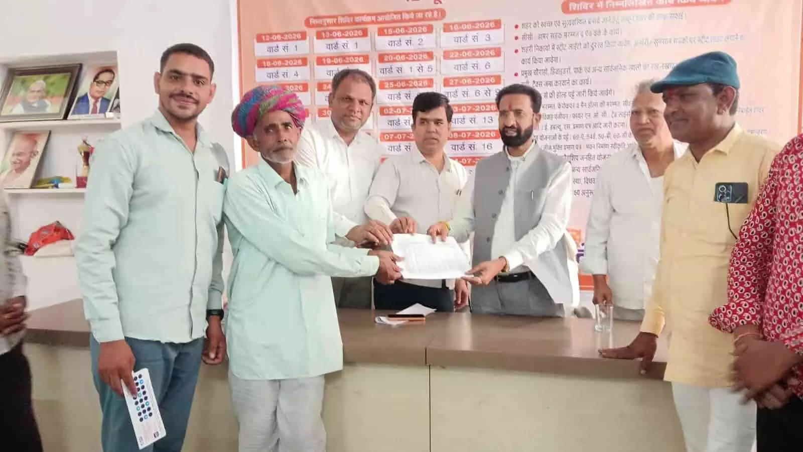 तस्वीर में कपासन विधायक अर्जुन लाल जीनगर आकोला शहरी सेवा शिविर में ज्ञापन लेते हुए दिख रहे हैं। तस्वीर में कपासन विधायक अर्जुन लाल जीनगर आकोला शहरी सेवा शिविर में ज्ञापन लेते हुए दिख रहे हैं।