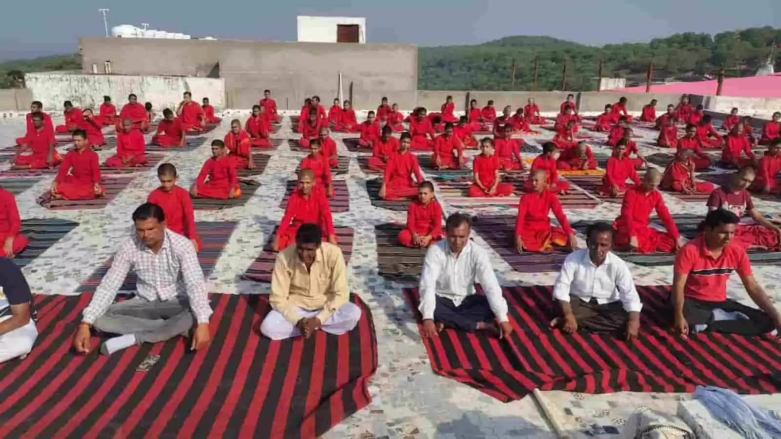तस्वीर में बेगूं के वेद विद्यालय में सामूहिक योगाभ्यास करते बटुक और आचार्य दिखाई दे रहे हैं। तस्वीर में बेगूं के वेद विद्यालय में सामूहिक योगाभ्यास करते बटुक और आचार्य दिखाई दे रहे हैं।