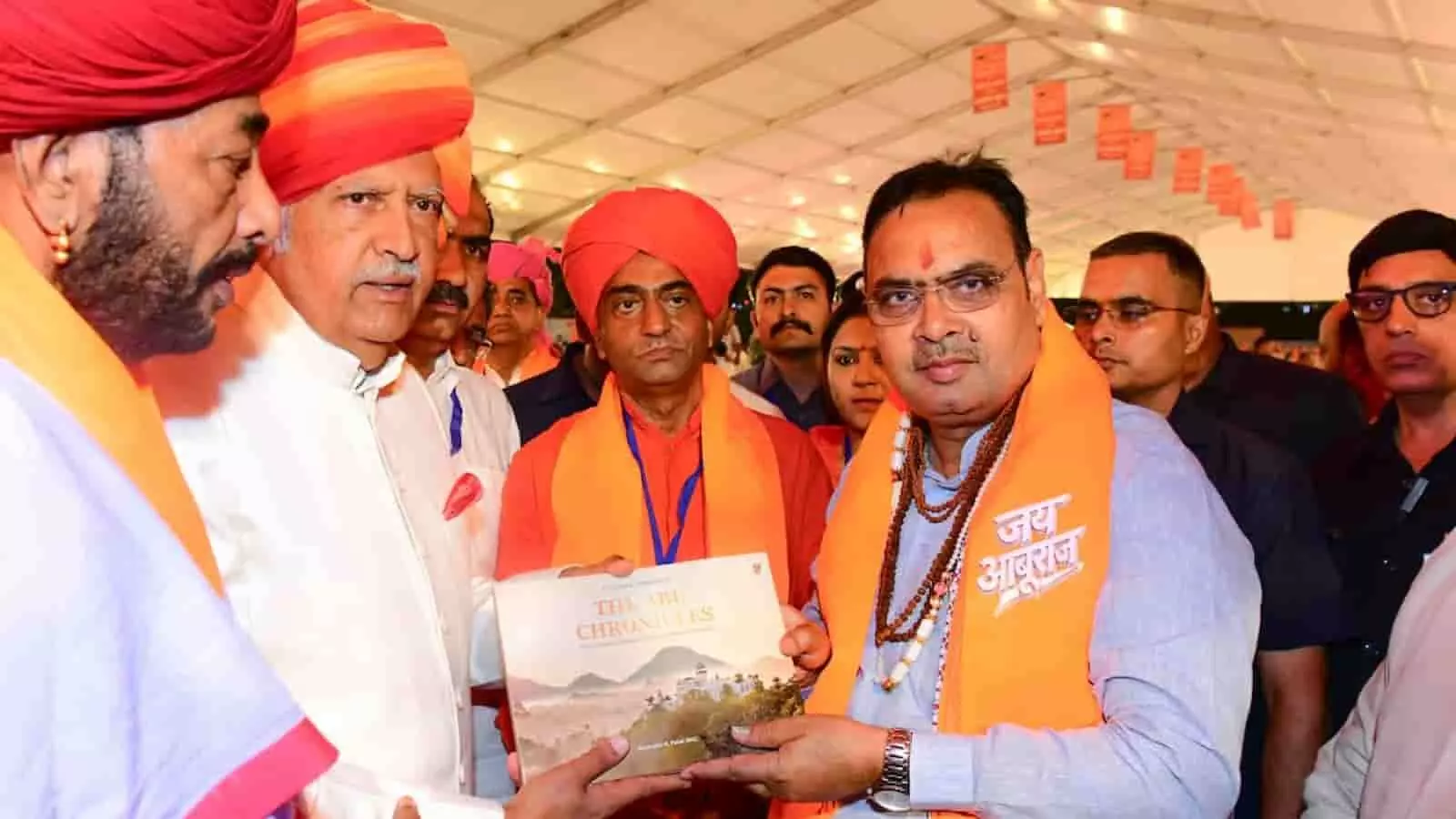 तस्वीर में मुख्यमंत्री भजनलाल शर्मा आबू में आयोजित कार्यक्रम के दौरान विकास पुस्तिका का विमोचन करते हुए दिख रहे हैं। तस्वीर में मुख्यमंत्री भजनलाल शर्मा आबू में आयोजित कार्यक्रम के दौरान विकास पुस्तिका का विमोचन करते हुए दिख रहे हैं।
