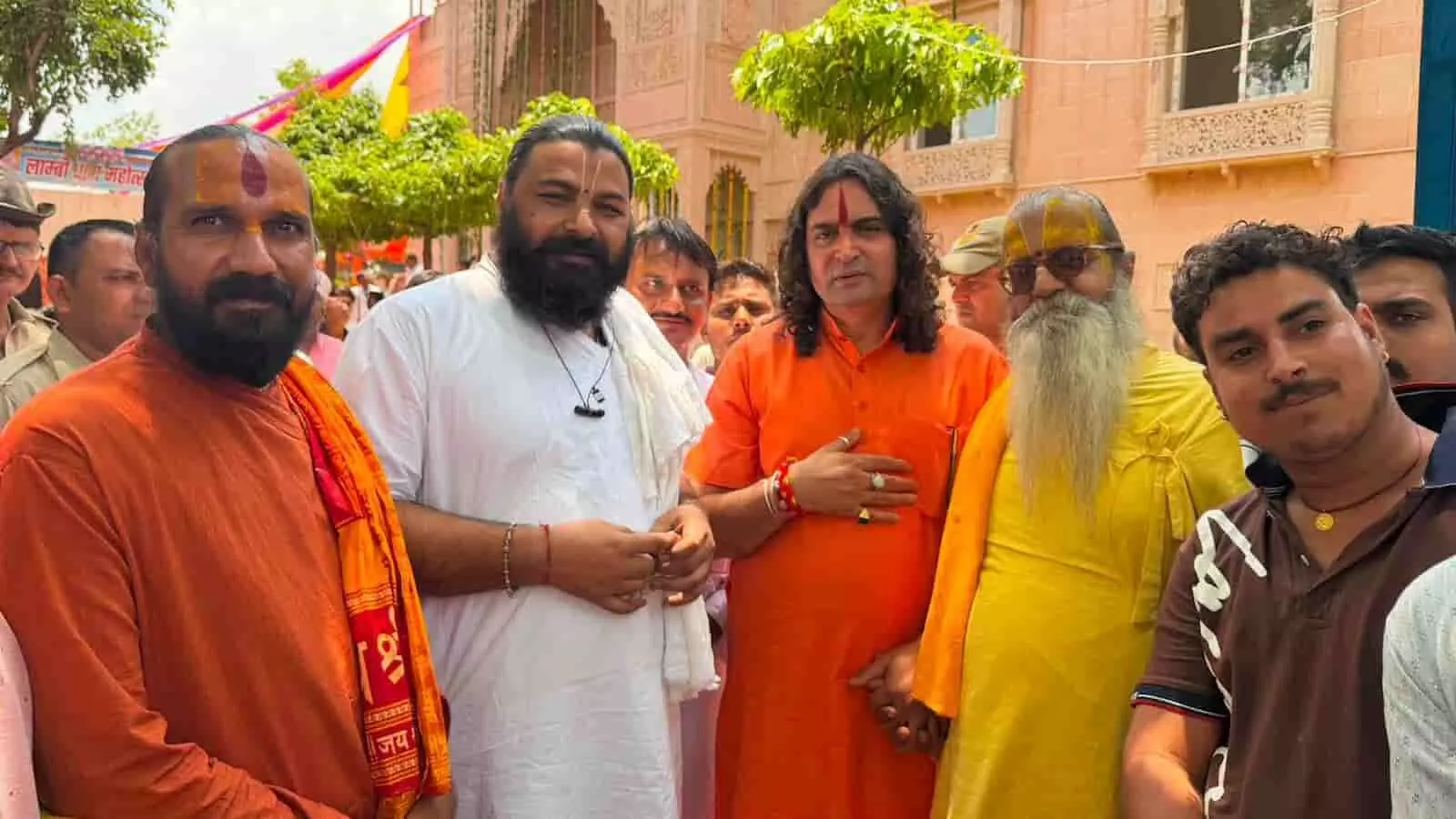 तस्वीर में किशनगढ़ रेनवाल के बालाजी मंदिर में संत सम्मेलन में शामिल विभिन्न पीठाधीश्वर और संतजन दिख रहे हैं। तस्वीर में किशनगढ़ रेनवाल के बालाजी मंदिर में संत सम्मेलन में शामिल विभिन्न पीठाधीश्वर और संतजन दिख रहे हैं।