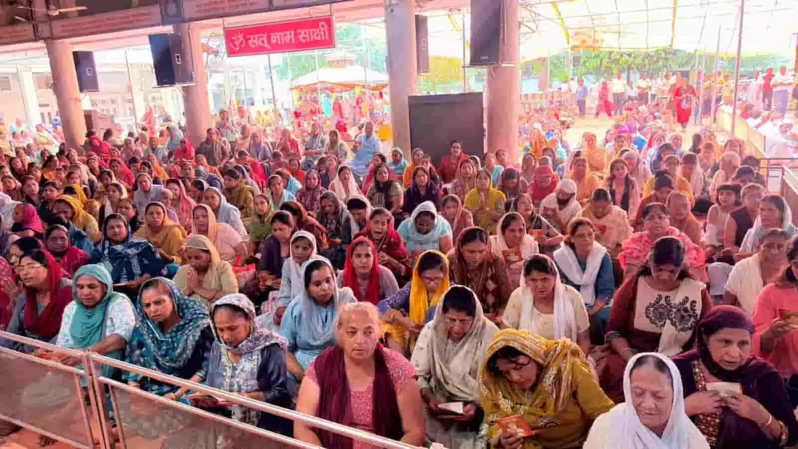 तस्वीर में भक्त जयपुर के श्री अमरापुर स्थान पर स्वामी टेऊँराम महानिर्वाण उत्सव मना रहे हैं। तस्वीर में भक्त जयपुर के श्री अमरापुर स्थान पर स्वामी टेऊँराम महानिर्वाण उत्सव मना रहे हैं।