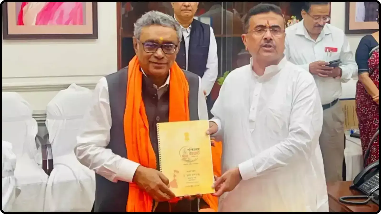 बजट फाइल हाथ में लिए खड़े वित्त मंत्री स्वपन दासगुप्ता कोलकाता में विधानसभा के भीतर राज्य बजट सत्र के दौरान दिख रहे हैं। बजट फाइल हाथ में लिए खड़े वित्त मंत्री स्वपन दासगुप्ता कोलकाता में विधानसभा के भीतर राज्य बजट सत्र के दौरान दिख रहे हैं।