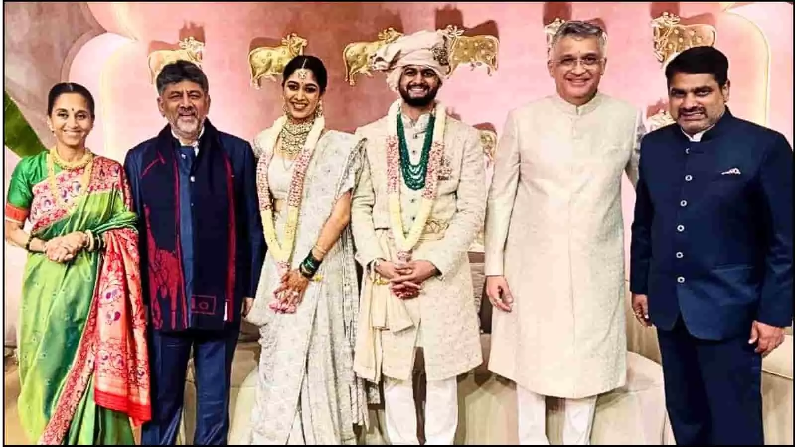 विवाह समारोह के मंच पर खड़े सुप्रिया सुले और अन्य राजनेता नवविवाहित जोड़े रेवती सुले और सारंग लखानी के साथ मुंबई में दिख रहे हैं। विवाह समारोह के मंच पर खड़े सुप्रिया सुले और अन्य राजनेता नवविवाहित जोड़े रेवती सुले और सारंग लखानी के साथ मुंबई में दिख रहे हैं।