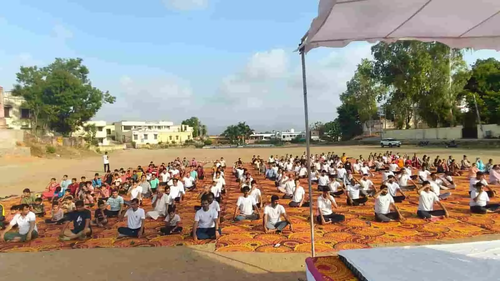 आजाद मैदान में योगाभ्यास करते नागरिक झाड़ोल में आयोजित अंतर्राष्ट्रीय योग दिवस के दौरान। आजाद मैदान में योगाभ्यास करते नागरिक झाड़ोल में आयोजित अंतर्राष्ट्रीय योग दिवस के दौरान।