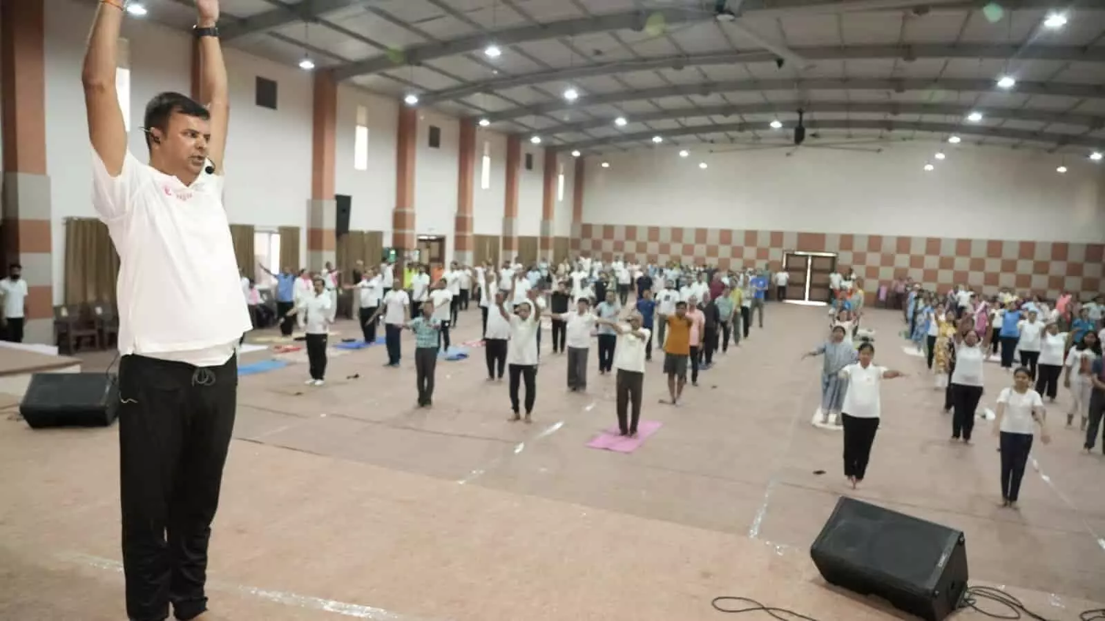 महावीर नगर के स्वामी विवेकानंद स्कूल में अंतरराष्ट्रीय योग दिवस शिविर के दौरान सामूहिक योगाभ्यास करते हुए प्रशिक्षक और नागरिक। महावीर नगर के स्वामी विवेकानंद स्कूल में अंतरराष्ट्रीय योग दिवस शिविर के दौरान सामूहिक योगाभ्यास करते हुए प्रशिक्षक और नागरिक।