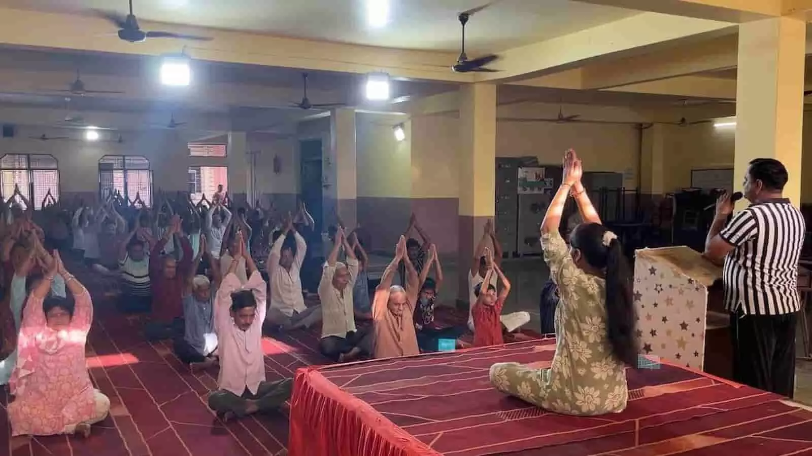 कोटा के दादवाड़ा में सामूहिक योगाभ्यास कार्यक्रम के दौरान मंच के सामने चटाई पर बैठकर योग आसन करते हुए लोग। कोटा के दादवाड़ा में सामूहिक योगाभ्यास कार्यक्रम के दौरान मंच के सामने चटाई पर बैठकर योग आसन करते हुए लोग।