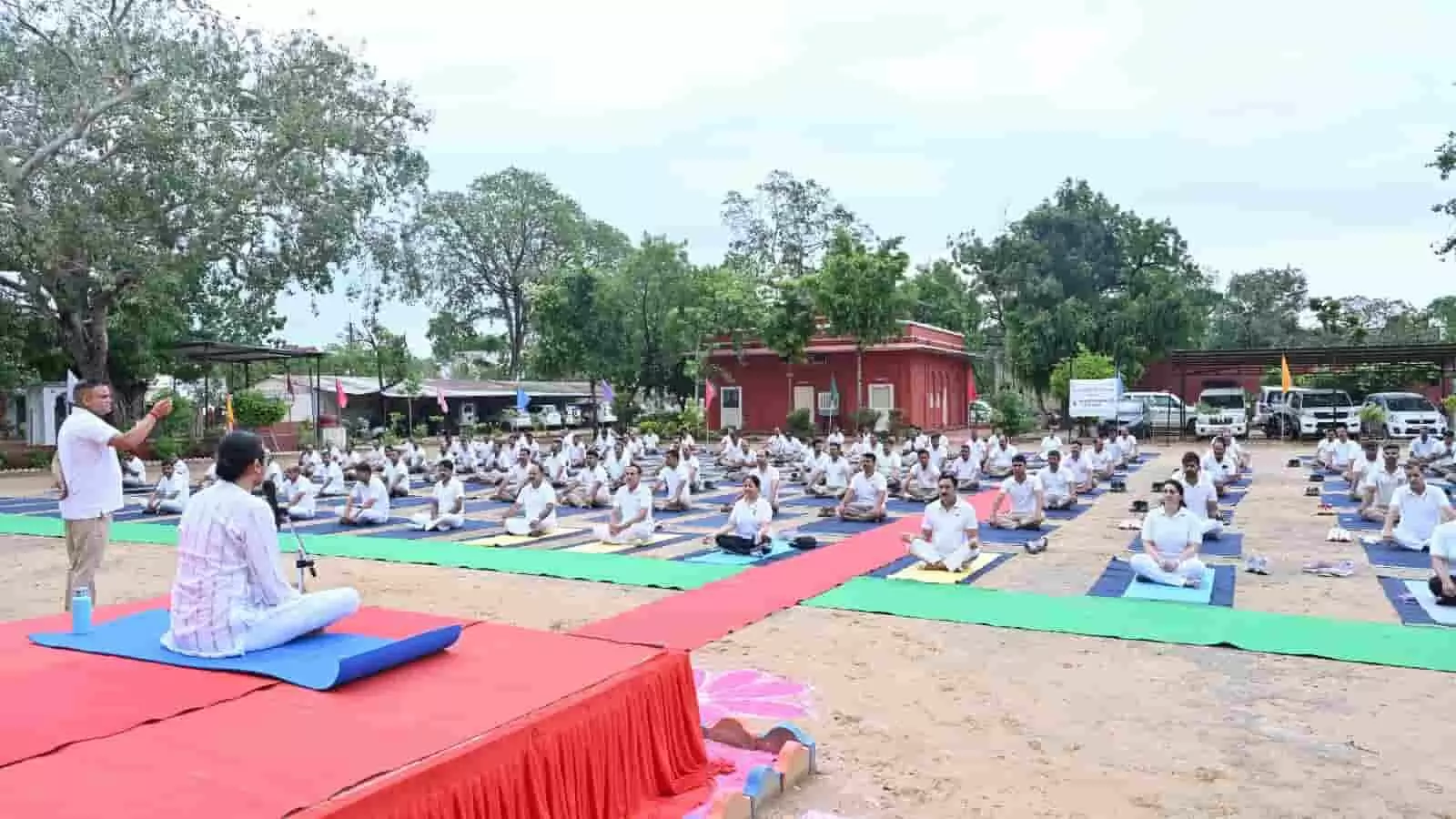 तस्वीर में डॉ. भीमराव अंबेडकर विधि विश्वविद्यालय जयपुर के कर्मचारी अंतर्राष्ट्रीय योग दिवस मना रहे हैं। तस्वीर में डॉ. भीमराव अंबेडकर विधि विश्वविद्यालय जयपुर के कर्मचारी अंतर्राष्ट्रीय योग दिवस मना रहे हैं।
