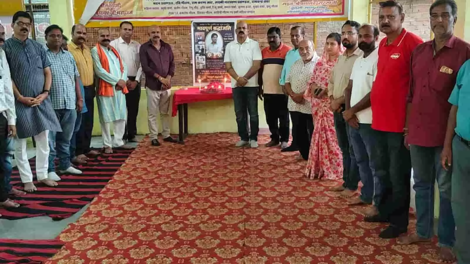 कोटा के तुलसी माता मंदिर में भरत भूषण तिवारी की श्रद्धांजलि सभा में खड़े ब्राह्मण कल्याण परिषद के पदाधिकारी और समाज के लोग। कोटा के तुलसी माता मंदिर में भरत भूषण तिवारी की श्रद्धांजलि सभा में खड़े ब्राह्मण कल्याण परिषद के पदाधिकारी और समाज के लोग।