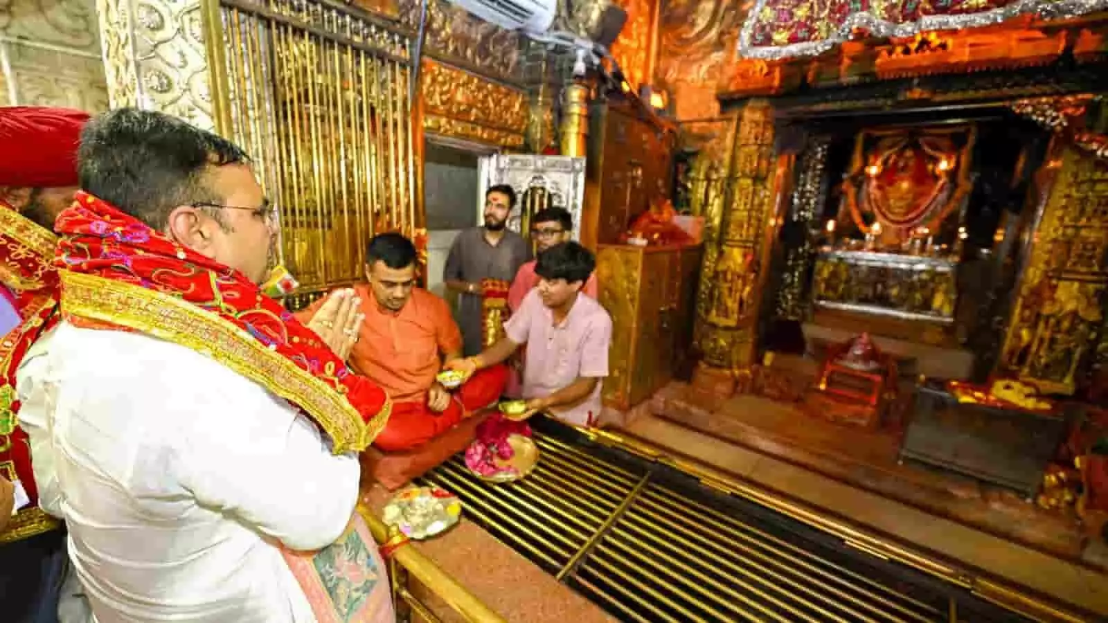 अम्बाजी मंदिर में पूजा करते राजस्थान के मुख्यमंत्री भजनलाल शर्मा नजर आ रहे हैं। अम्बाजी मंदिर में पूजा करते राजस्थान के मुख्यमंत्री भजनलाल शर्मा नजर आ रहे हैं।