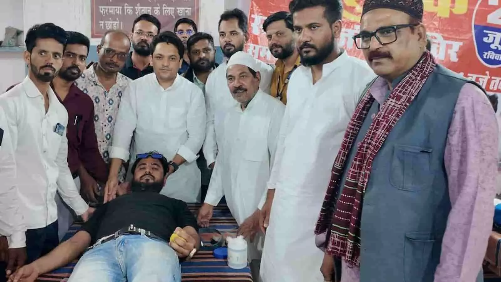 तस्वीर में मदरसा बागो बाहर जयपुर में आयोजित शिविर के दौरान एक युवक रक्तदान करता हुआ दिख रहा है।