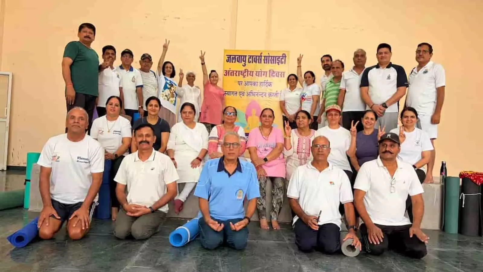 तस्वीर में जल वायु टावर्स सोसायटी जयपुर के निवासी अंतरराष्ट्रीय योग दिवस पर योगाभ्यास कर रहे हैं।