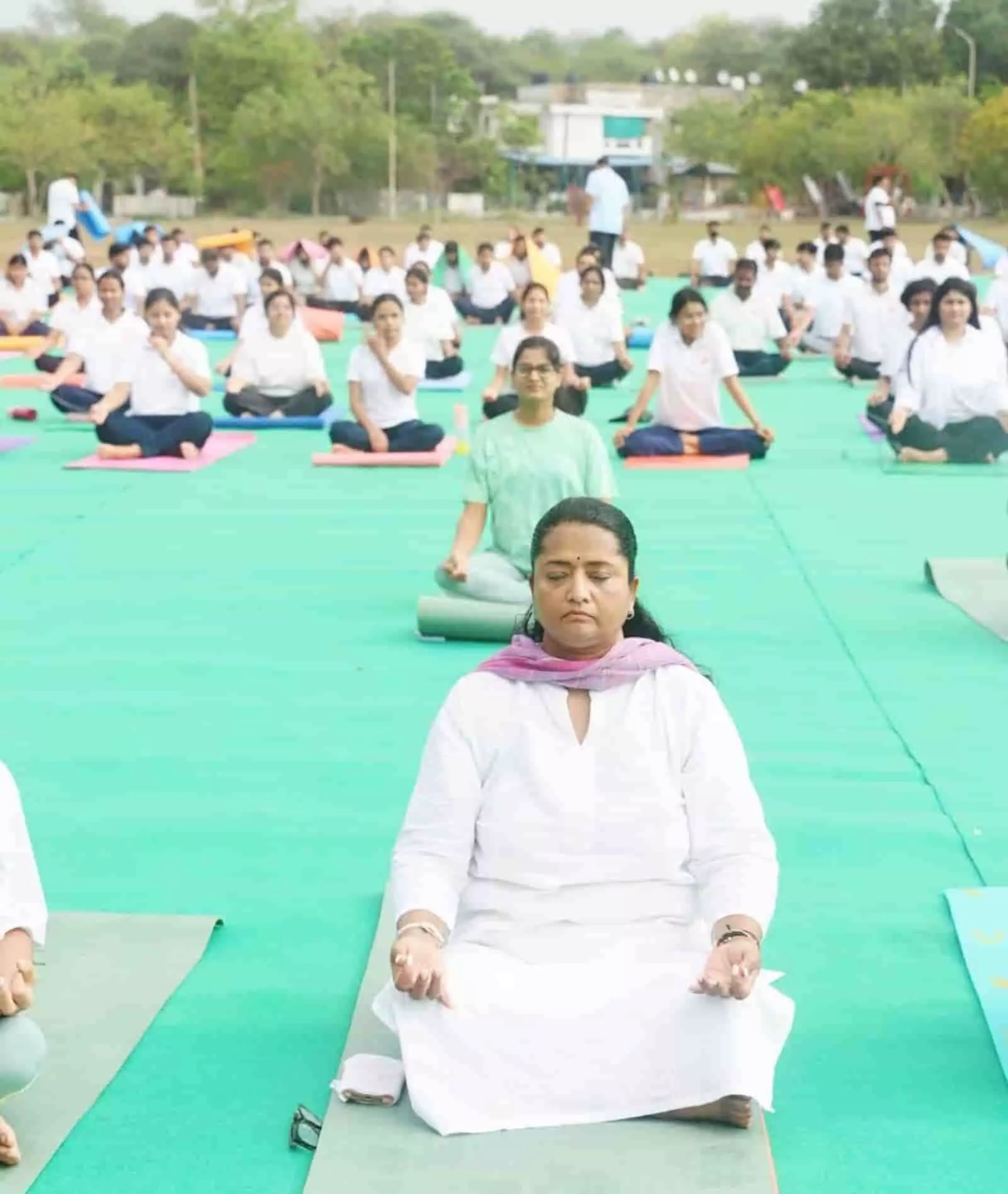 तस्वीर में एचसीएम रीपा जयपुर में योगाभ्यास करते हुए प्रशिक्षु अधिकारी और कर्मचारी नजर आ रहे हैं।