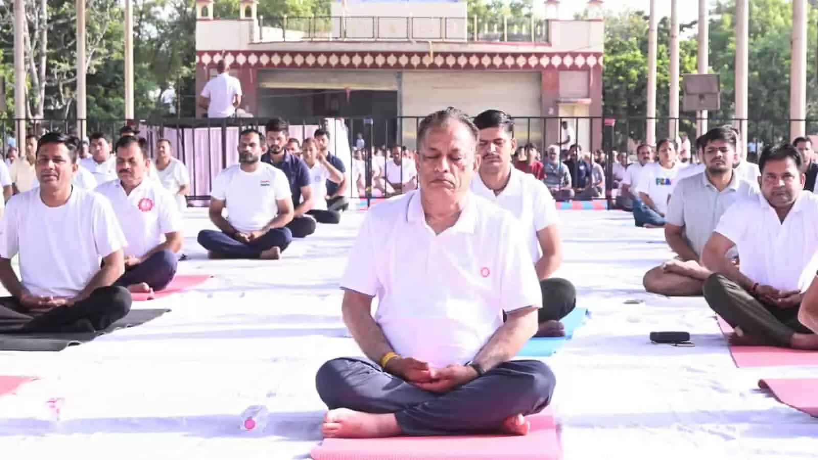 तस्वीर में पाली के लखोटिया उद्यान में अंतर्राष्ट्रीय योग दिवस पर योगाभ्यास करते लोग।