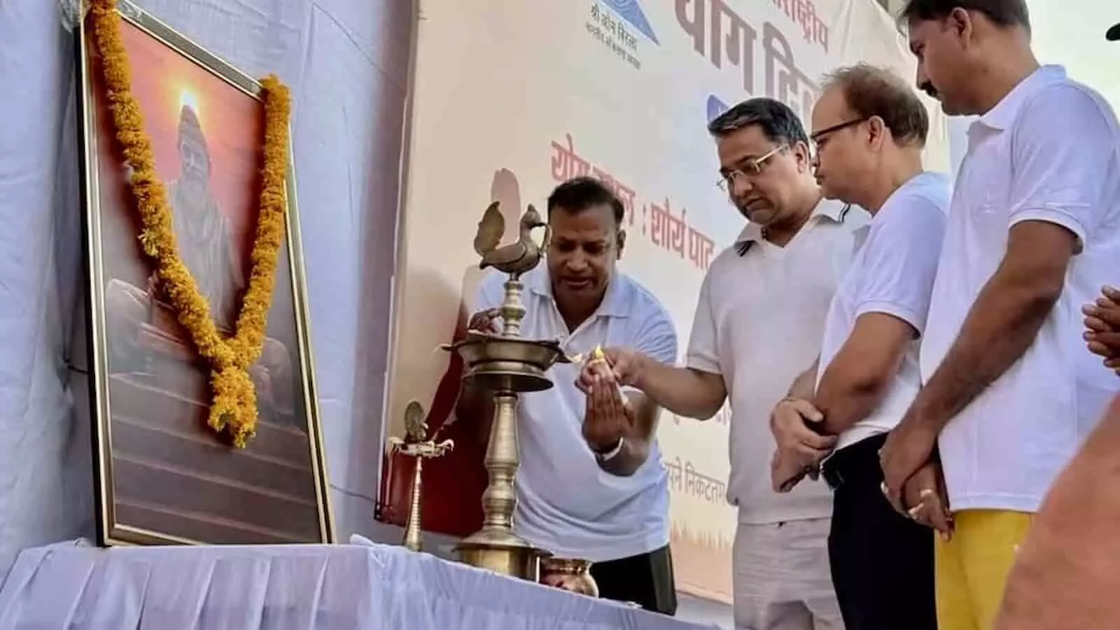 चंबल रिवर फ्रंट के शौर्य घाट पर दीप प्रज्वलित करते लोग अंतर्राष्ट्रीय योग दिवस कार्यक्रम में। चंबल रिवर फ्रंट के शौर्य घाट पर दीप प्रज्वलित करते लोग अंतर्राष्ट्रीय योग दिवस कार्यक्रम में।
