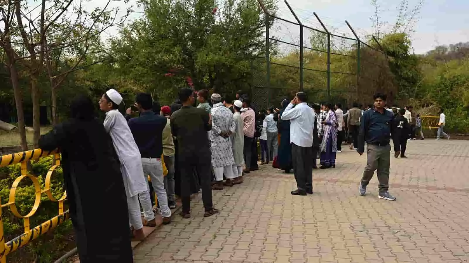 तस्वीर में नाहरगढ़ जैविक उद्यान में वन्यजीवों के दीदार के लिए कतारबद्ध खड़े पर्यटक।