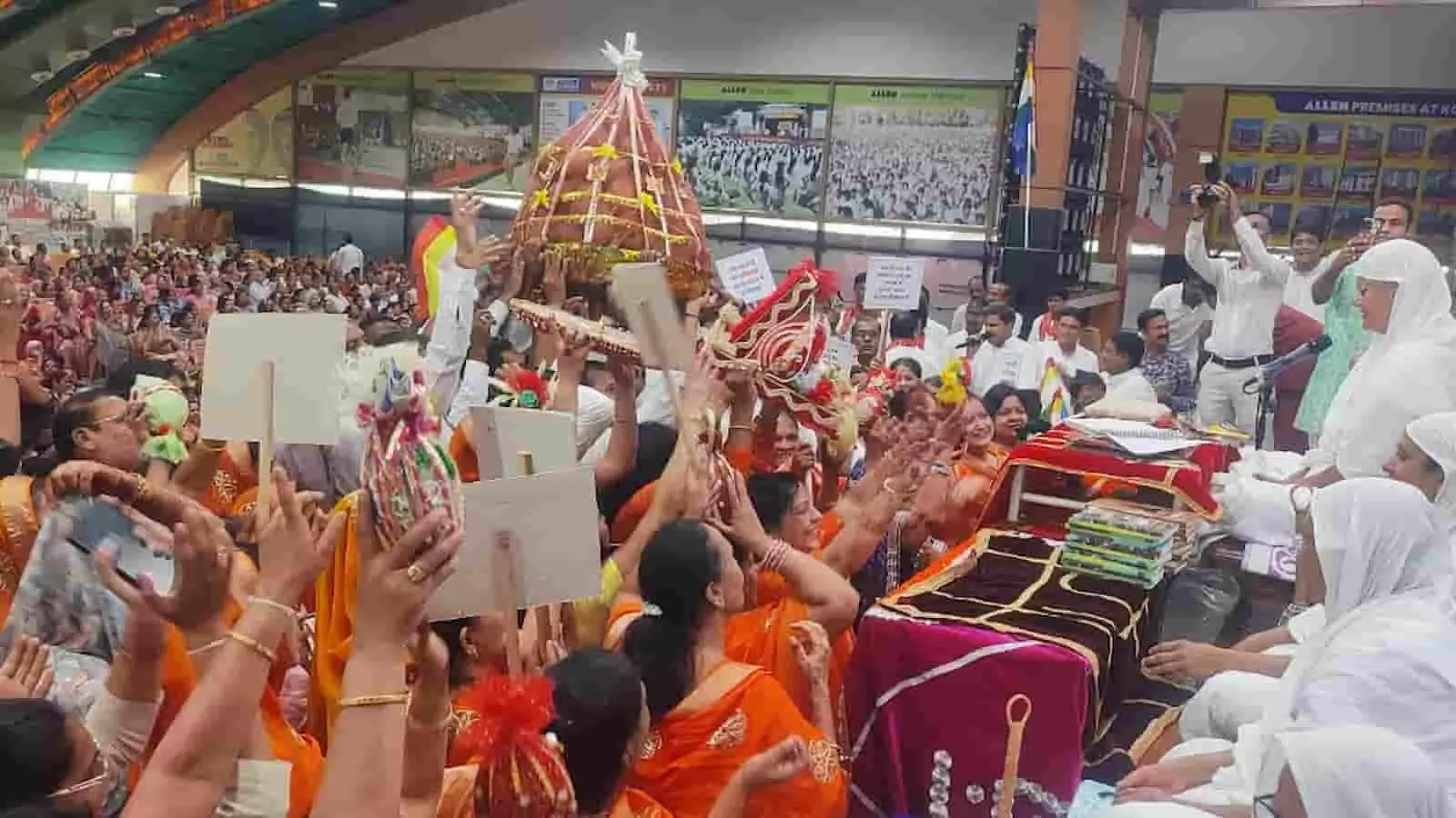 कोटा की धर्मसभा में हाथ में तख्तियां और श्रीफल लिए उत्सव मनाते जैन श्रद्धालु। कोटा की धर्मसभा में हाथ में तख्तियां और श्रीफल लिए उत्सव मनाते जैन श्रद्धालु।