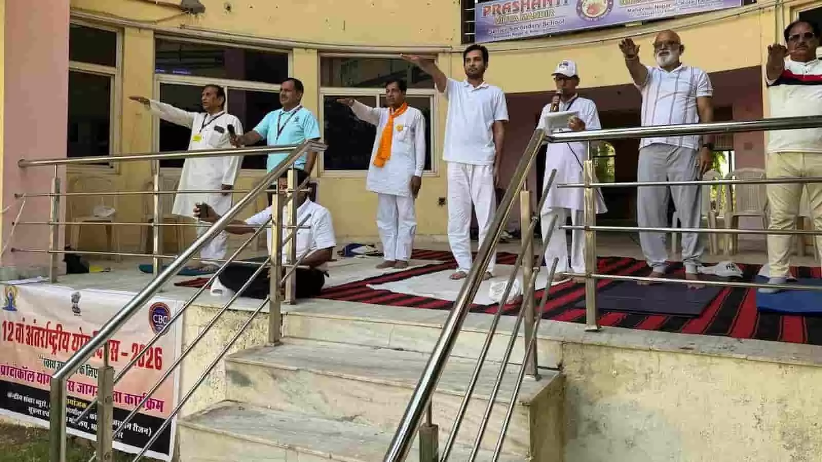 तस्वीर में कोटा में अंतर्राष्ट्रीय योग दिवस के अवसर पर योग का अभ्यास करते प्रतिभागी।