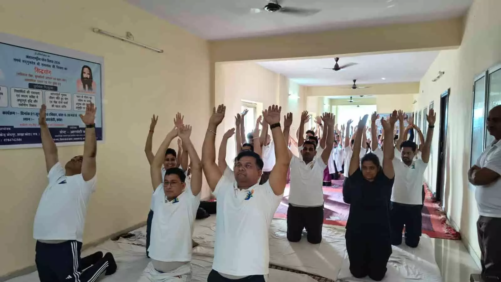 आरसेटी कोटा में अंतरराष्ट्रीय योग दिवस पर सामूहिक योगाभ्यास करते हुए पुरुष और महिलाएं। आरसेटी कोटा में अंतरराष्ट्रीय योग दिवस पर सामूहिक योगाभ्यास करते हुए पुरुष और महिलाएं।