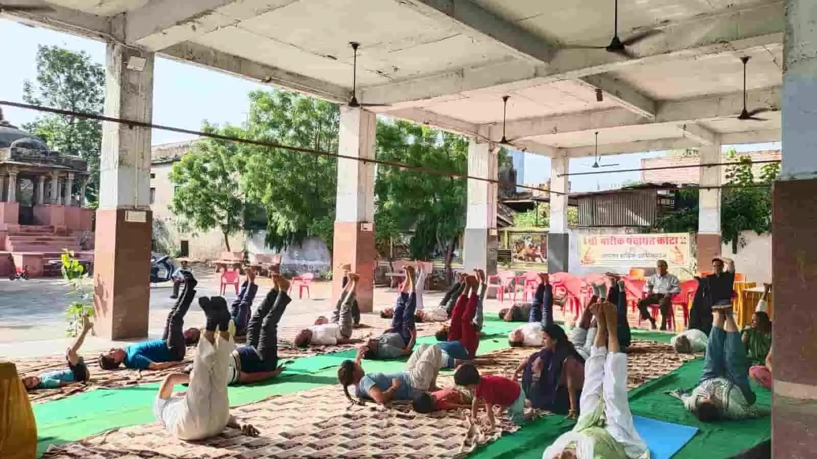किशोरपुरा स्थित पारीक योग भवन के हॉल में दरी पर लेटकर विभिन्न योगासनों का अभ्यास करते हुए लोग। किशोरपुरा स्थित पारीक योग भवन के हॉल में दरी पर लेटकर विभिन्न योगासनों का अभ्यास करते हुए लोग।