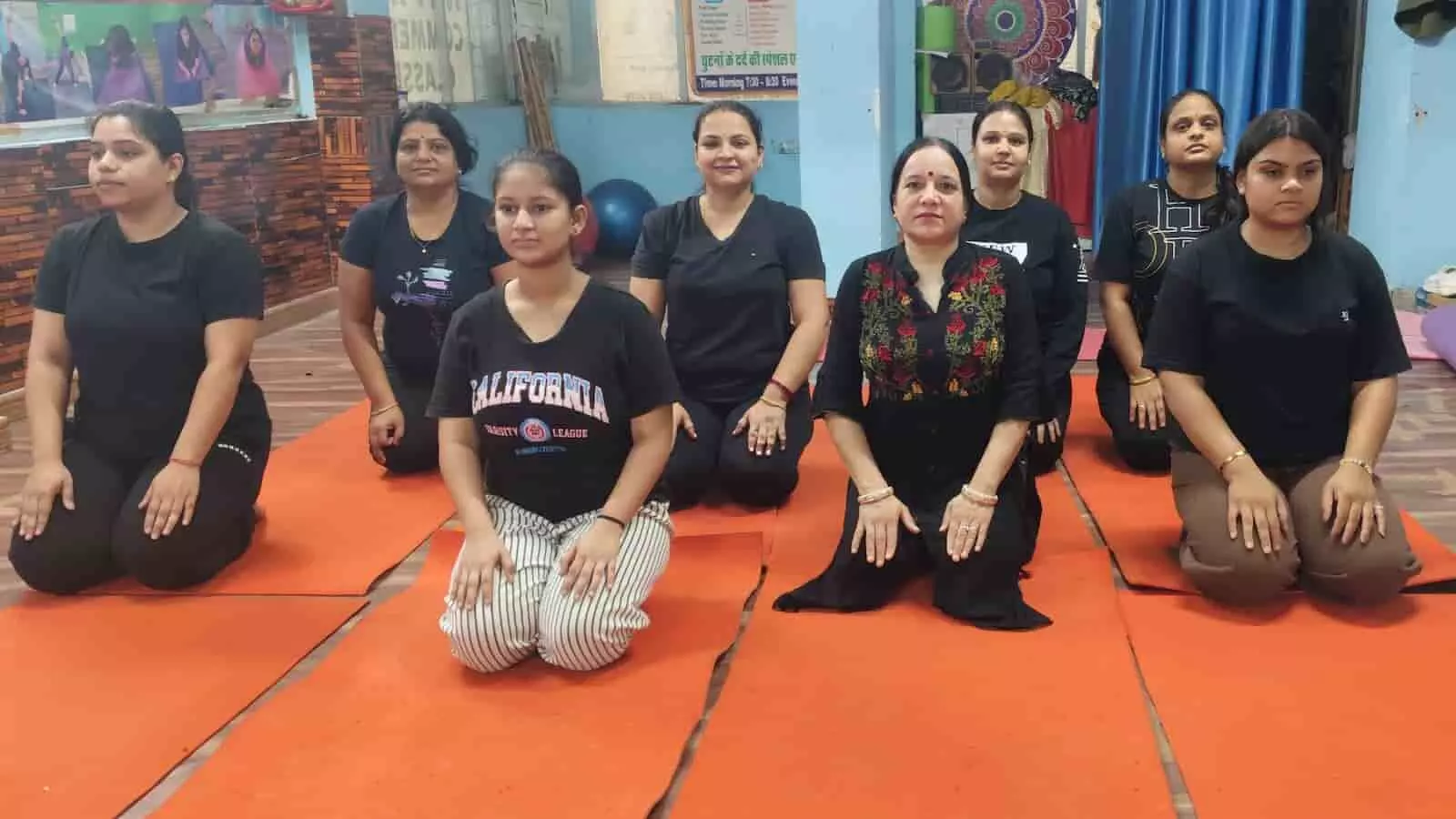 तस्वीर में डी.ए.वाई. क्लासेस मुरलीपुरा में अंतरराष्ट्रीय योग दिवस पर योगासन करते हुए प्रतिभागी।