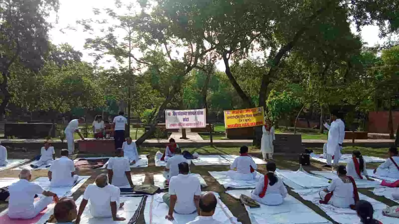 कोटा के शांतिप्रकाश विज्ञान पार्क में अंतर्राष्ट्रीय योग दिवस पर सफेद वस्त्र पहने लोग योग और प्राणायाम का अभ्यास कर रहे हैं। कोटा के शांतिप्रकाश विज्ञान पार्क में अंतर्राष्ट्रीय योग दिवस पर सफेद वस्त्र पहने लोग योग और प्राणायाम का अभ्यास कर रहे हैं।