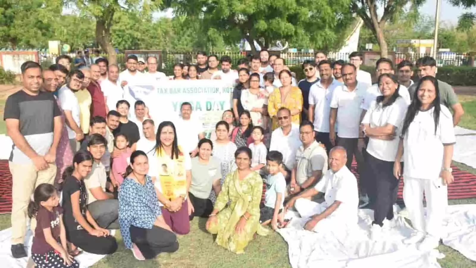 गणेश उद्यान कोटा में टैक्स बार एसोसिएशन द्वारा आयोजित योग दिवस कार्यक्रम के दौरान समूह में खड़े प्रतिभागी। गणेश उद्यान कोटा में टैक्स बार एसोसिएशन द्वारा आयोजित योग दिवस कार्यक्रम के दौरान समूह में खड़े प्रतिभागी।