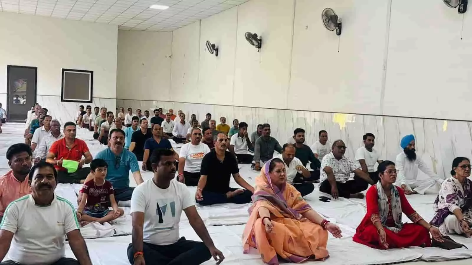 बोरखेड़ा में आयोजित अंतर्राष्ट्रीय योग दिवस समारोह के दौरान सामूहिक योगाभ्यास करते हुए विधायक कल्पना देवी और स्थानीय नागरिक।