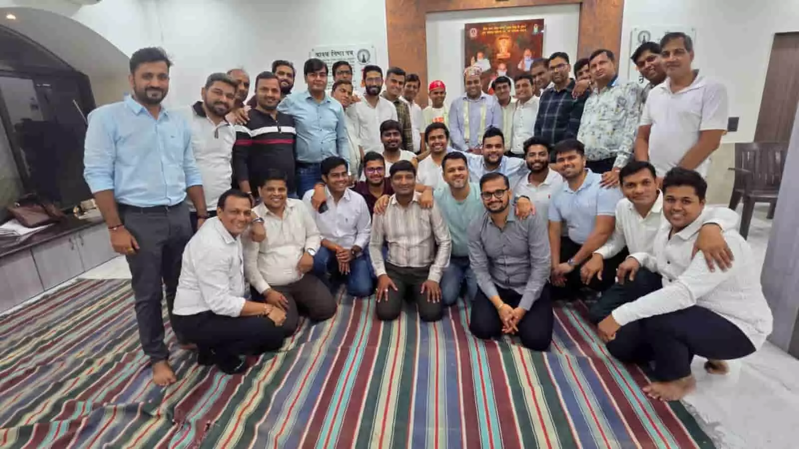 मुंबई के गोरेगांव में तेरापंथ युवक परिषद की बैठक के दौरान सामूहिक तस्वीर खिंचवाते नवनिर्वाचित अध्यक्ष मनीष सिंघवी और सदस्य।