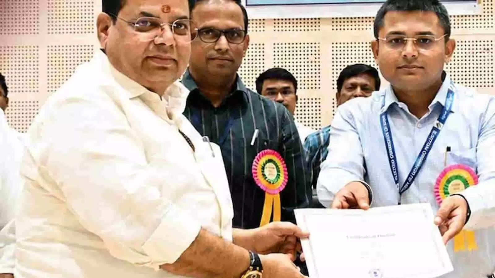 अमरावती में जिलाधिकारी कार्यालय के भीतर निर्वाचन अधिकारी से जीत का प्रमाणपत्र लेते नवनिर्वाचित विधान परिषद सदस्य प्रविण पोटे।