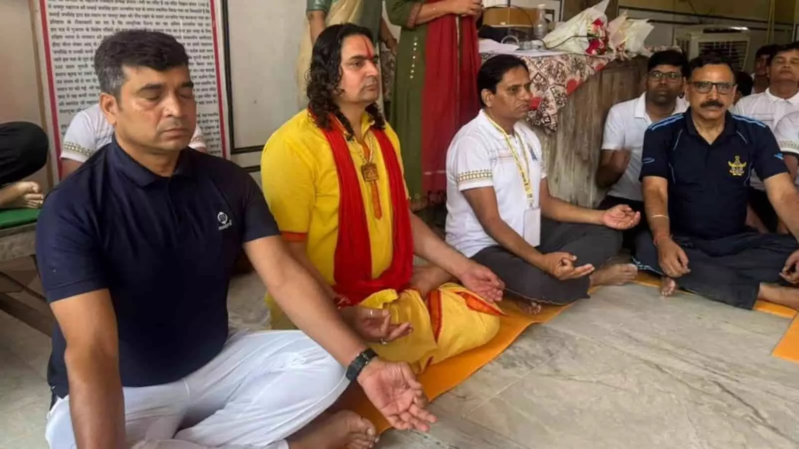 तस्वीर में विधायक स्वामी बालमुकुंदाचार्य जयपुर के बलदेव मंदिर में योगाभ्यास करते दिख रहे हैं।